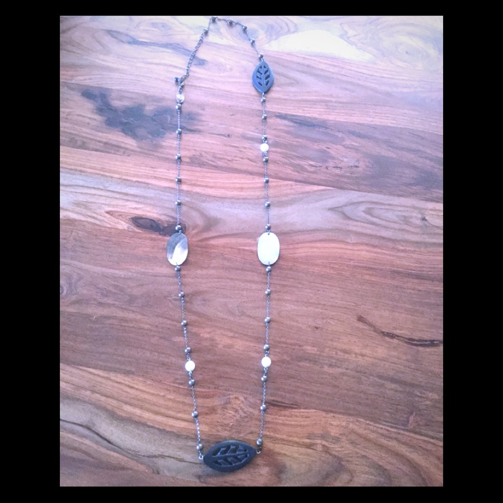 Long necklace in very cute black and white mix